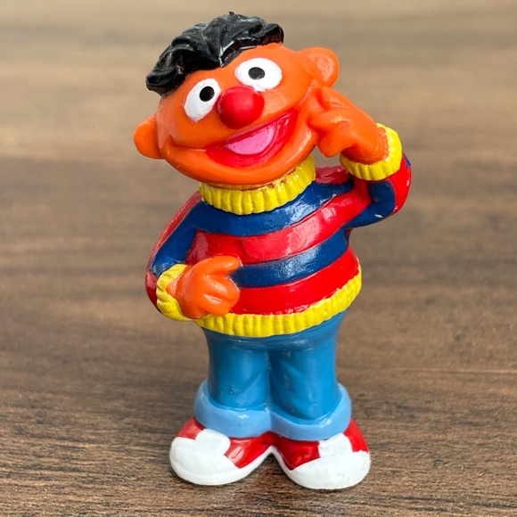 VINTAGE Sesame Street ERNIE Smiling Touching Face Applause PVC Toy Figure Topper - Picture 1 of 7